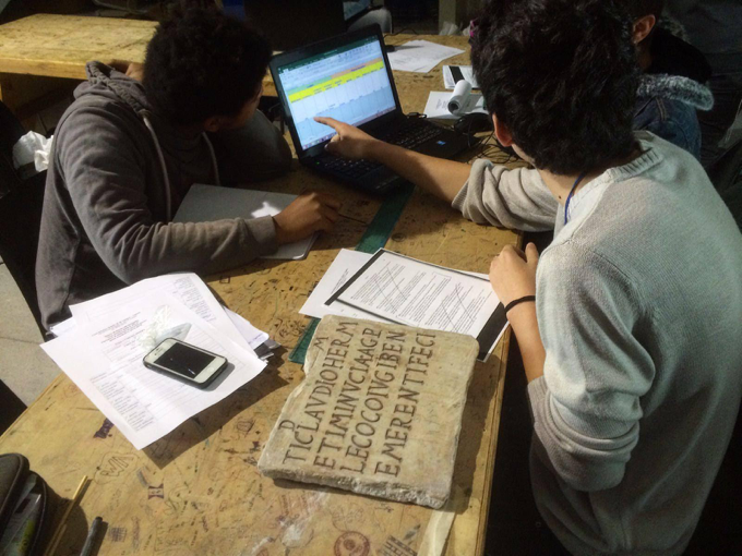 Studenti del Liceo durante un esame autoptico e una codifica di un'epigrafe.